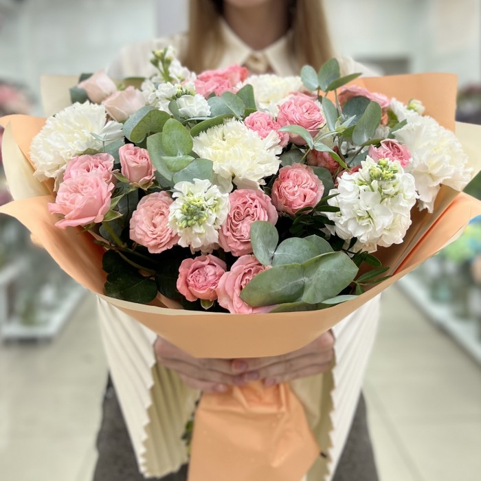 Кустовые розы Мадам Бомбастик с маттиолой